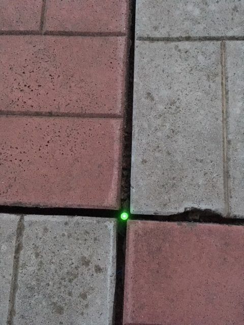 Тротуарная плитка с подсветкой от земли