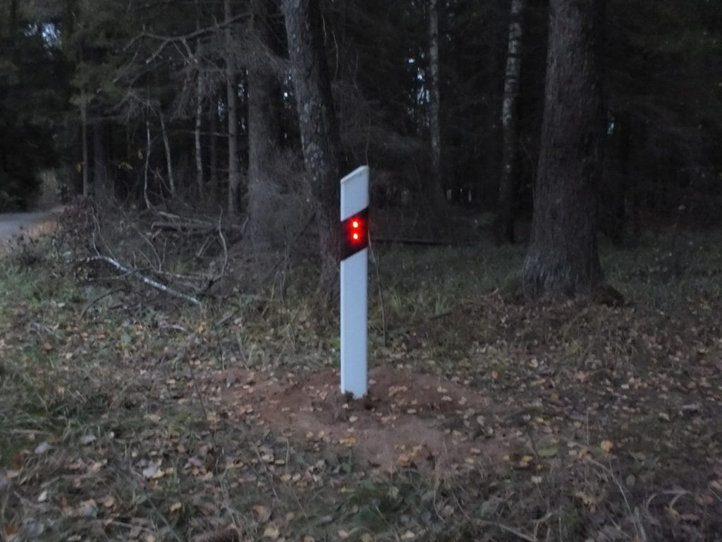 Дорожный сигнальный столбик с подсветкой от земляной батареи