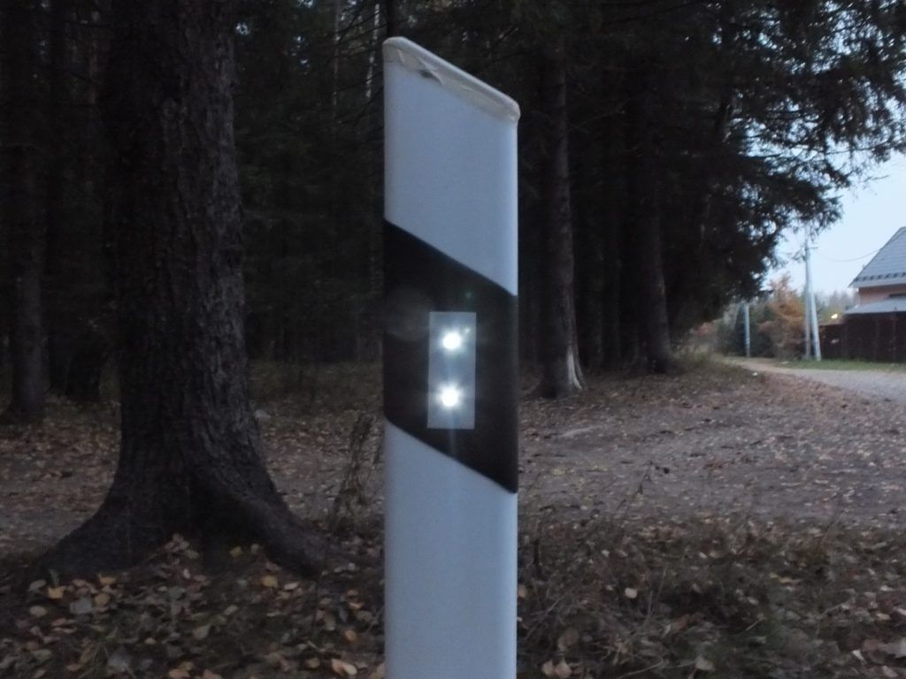 Дорожный сигнальный столбик с подсветкой от земляной батареи